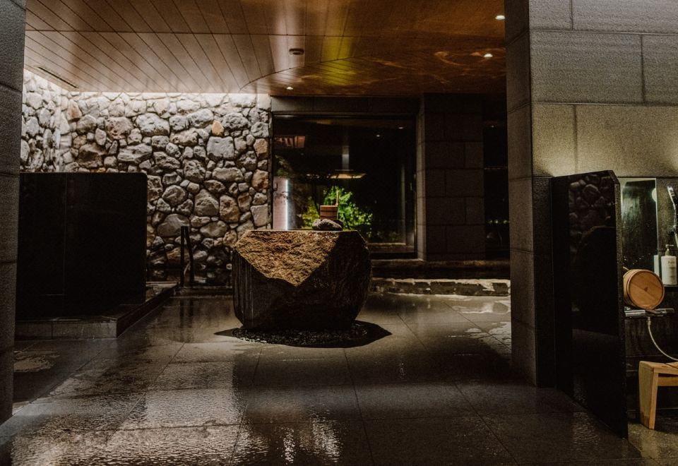 ออนเซ็นในร่มของ ANA InterContinental Beppu บ่อหินธรรมชาติน้ำแร่ Myoban บรรยากาศอบอุ่น