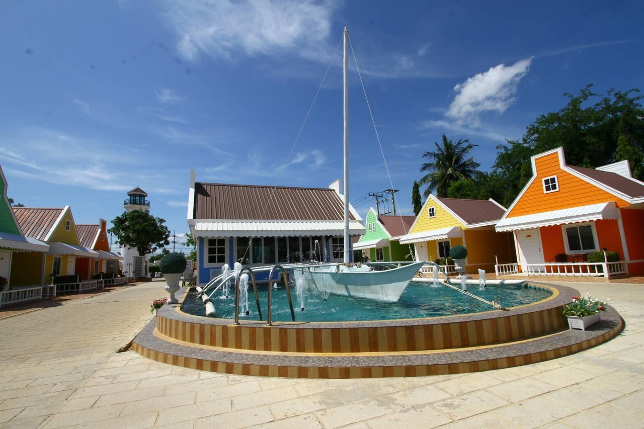 ลานน้ำพุเรือใบกลางหมู่บ้านกระท่อมสีสันสดใส Fantasy Resort Chainat