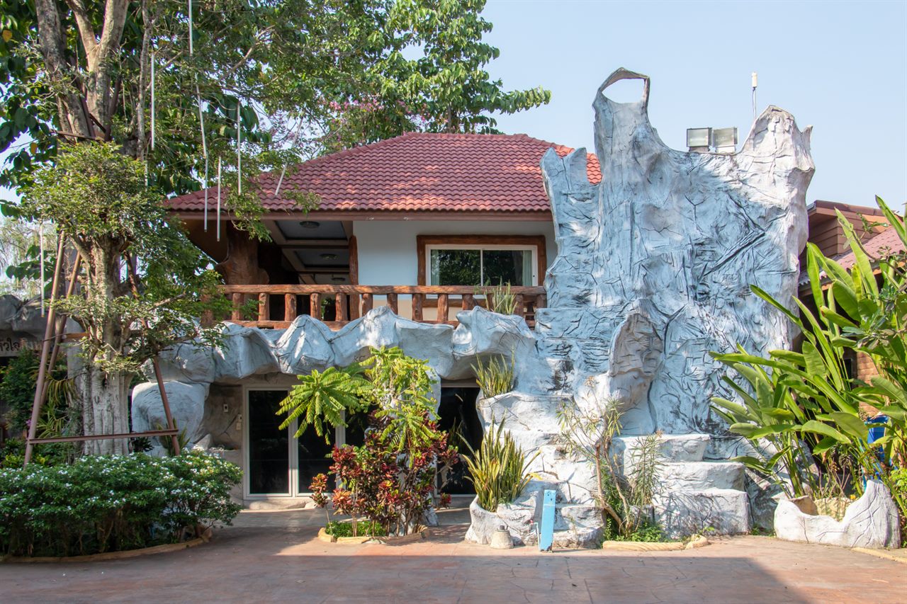 อาคารห้องพัก Suwanna Riverside ที่ปั้นปูนเป็นหินจำลองริมแม่น้ำเจ้าพระยา