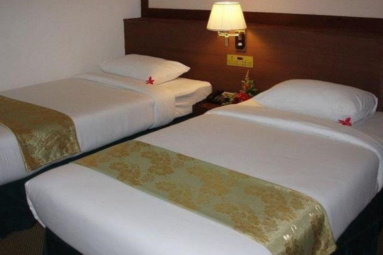 Twin-bed guest room at Chainat Thani Hotel