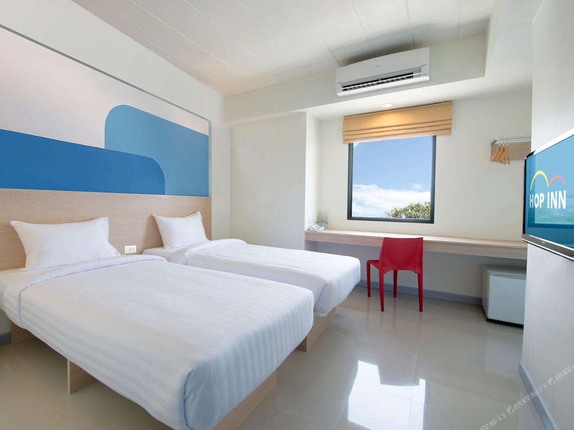 ห้อง Standard เตียงแฝดของ Hop Inn Chaiyaphum โต๊ะทำงานริมหน้าต่าง