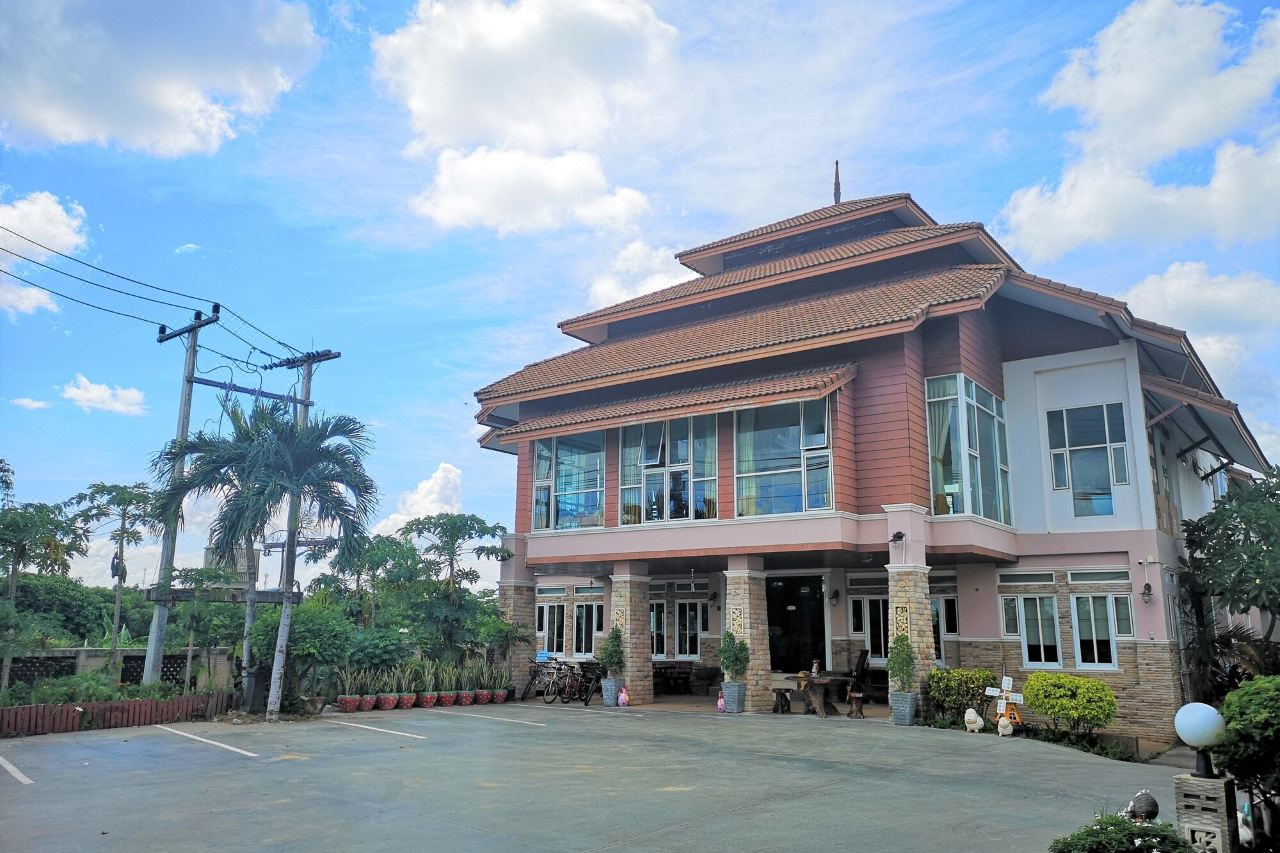 ตึกหลังคาทรงไทยของ Phusuay Park View Hotel มองจากลานจอดรถ