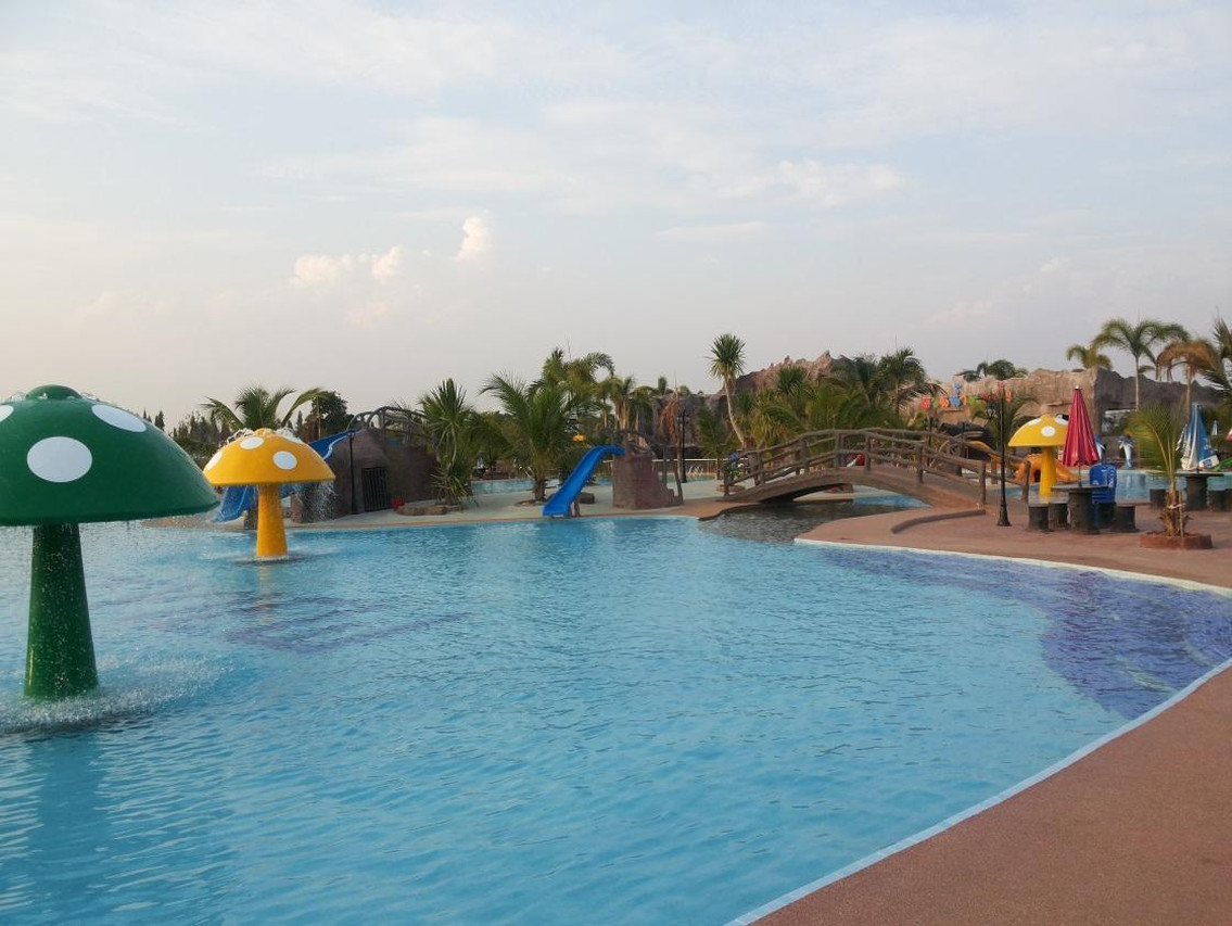 สวนน้ำเด็กของ Thepsatit View Resort น้ำพุรูปเห็ดและสไลเดอร์