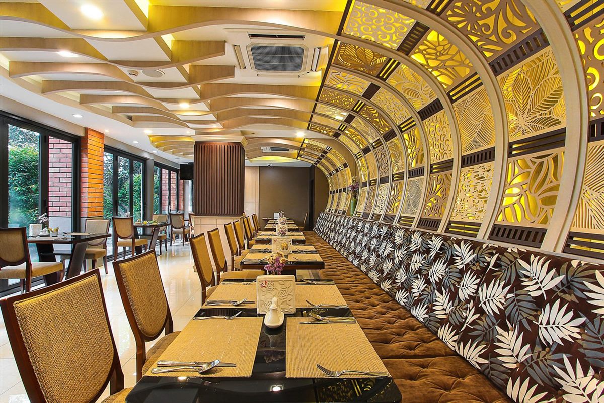Breakfast restaurant with a curved teak ceiling and warm lighting