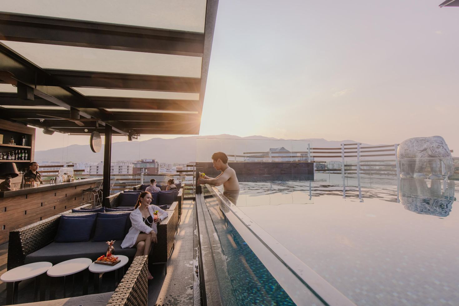 สระ Infinity Pool บนดาดฟ้า Akyra Manor เชียงใหม่