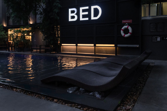 สระว่ายน้ำ BED Nimman ยามค่ำคืน