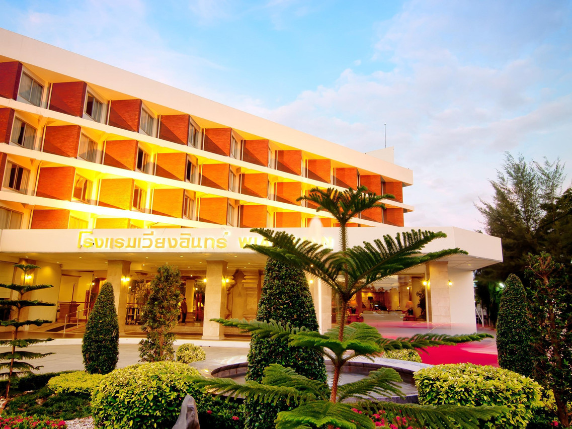 Front entrance of Wiang Inn Hotel with garden in the evening light