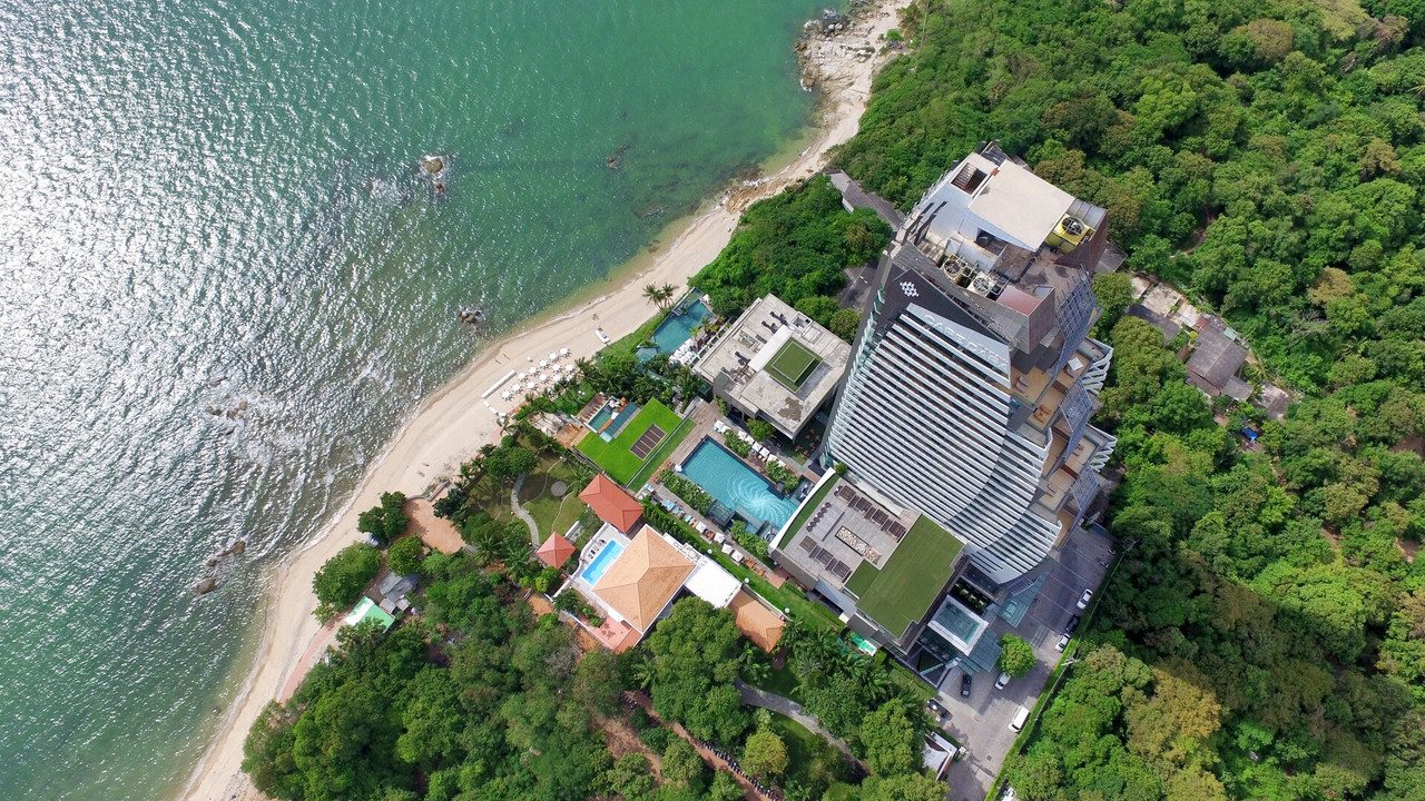 Aerial view of Cape Dara Resort Pattaya on the Na Kluea headland with private beach and bay