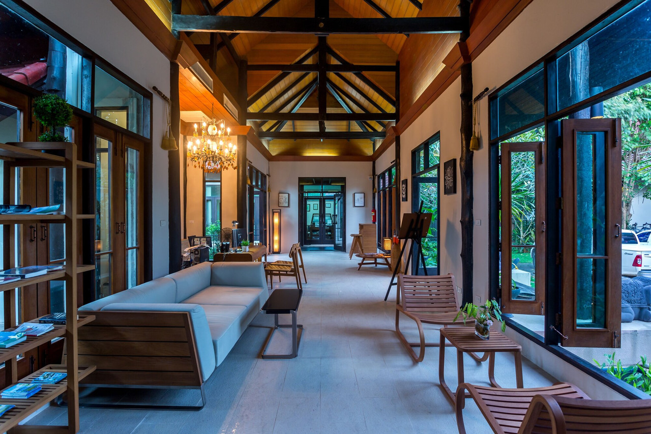 ล็อบบี้เพดานไม้สูงสไตล์ British India ที่ Tusita Wellness Resort