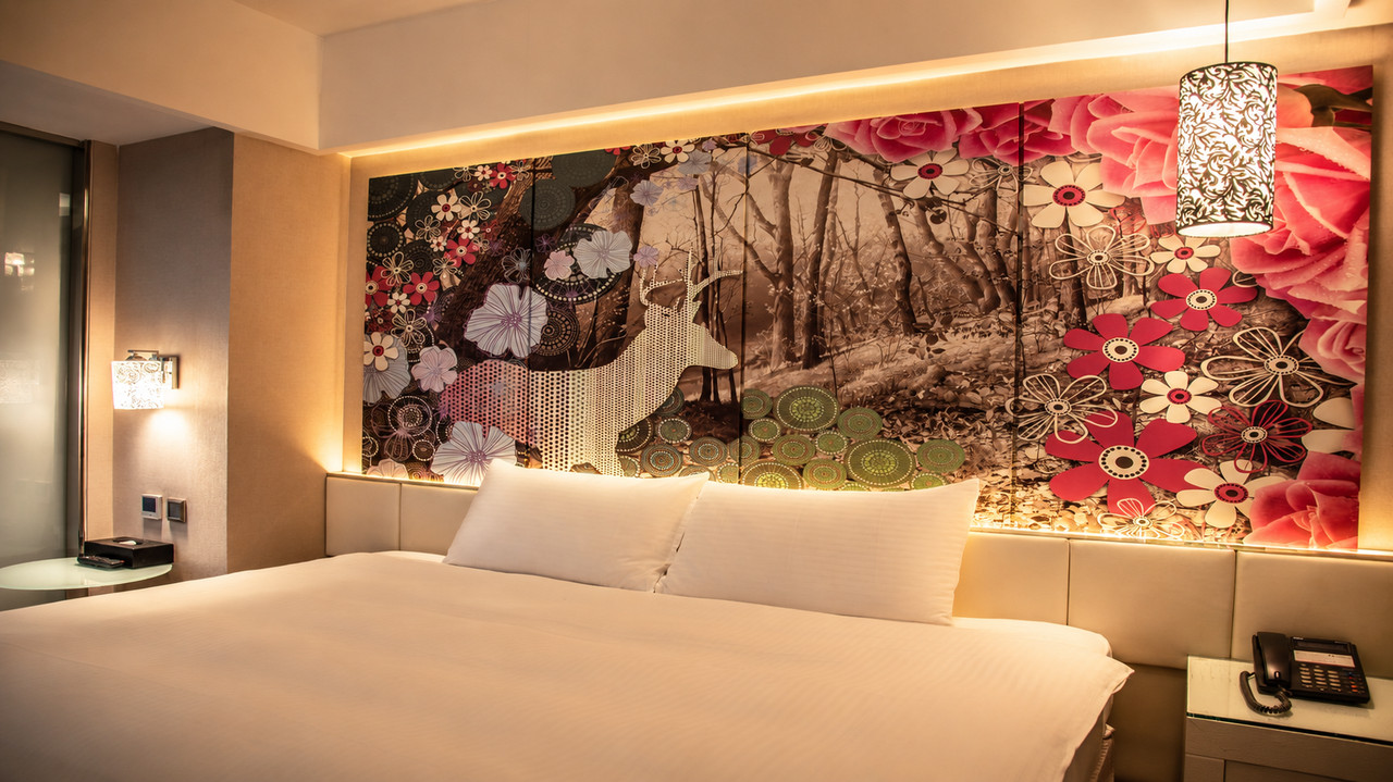 ห้องพักศิลปะ หัวเตียงภาพดอกไม้สีสันสวยงาม The Cloud Hotel Kaohsiung