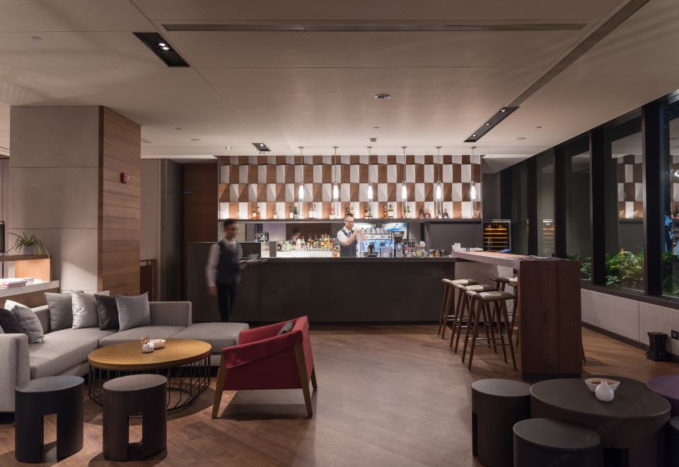 Bar and lounge at Crowne Plaza Tainan by IHG
