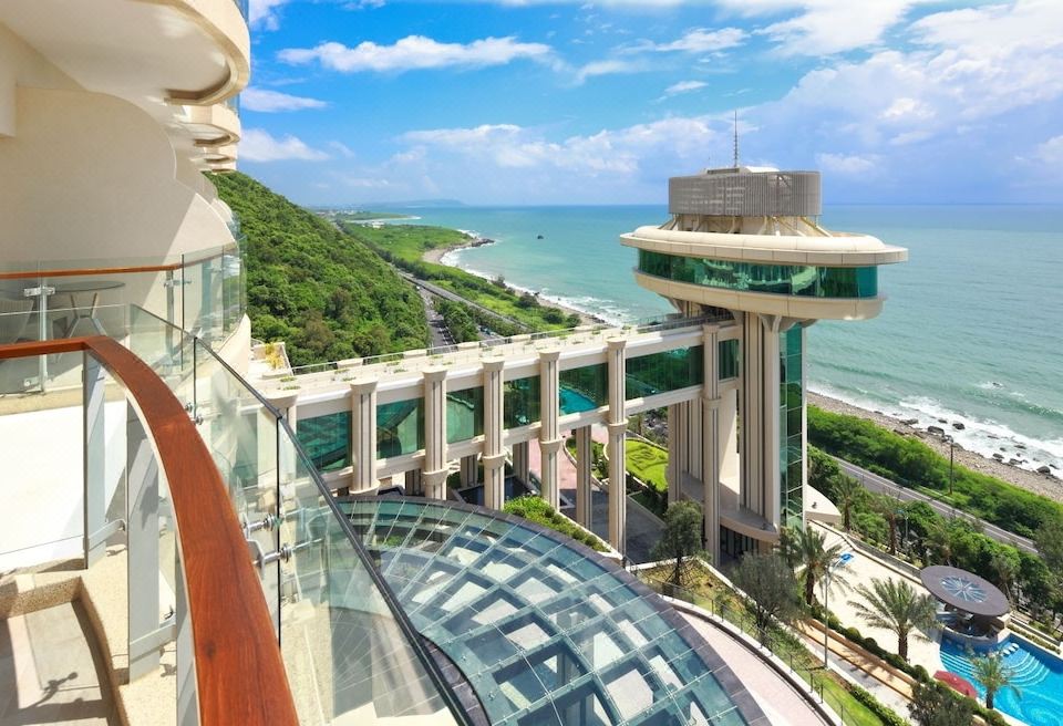 H Resort Kenting infinity pool overlooking the South China Sea with unobstructed views