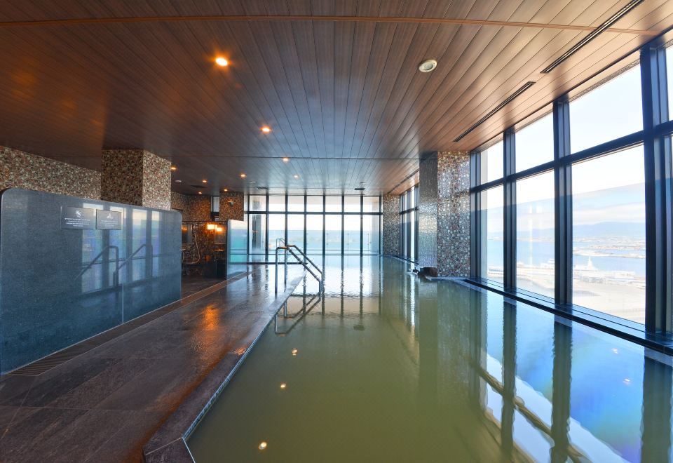 Shiomi-no-Yu onsen bath on the 13th floor with panoramic night views over Hakodate