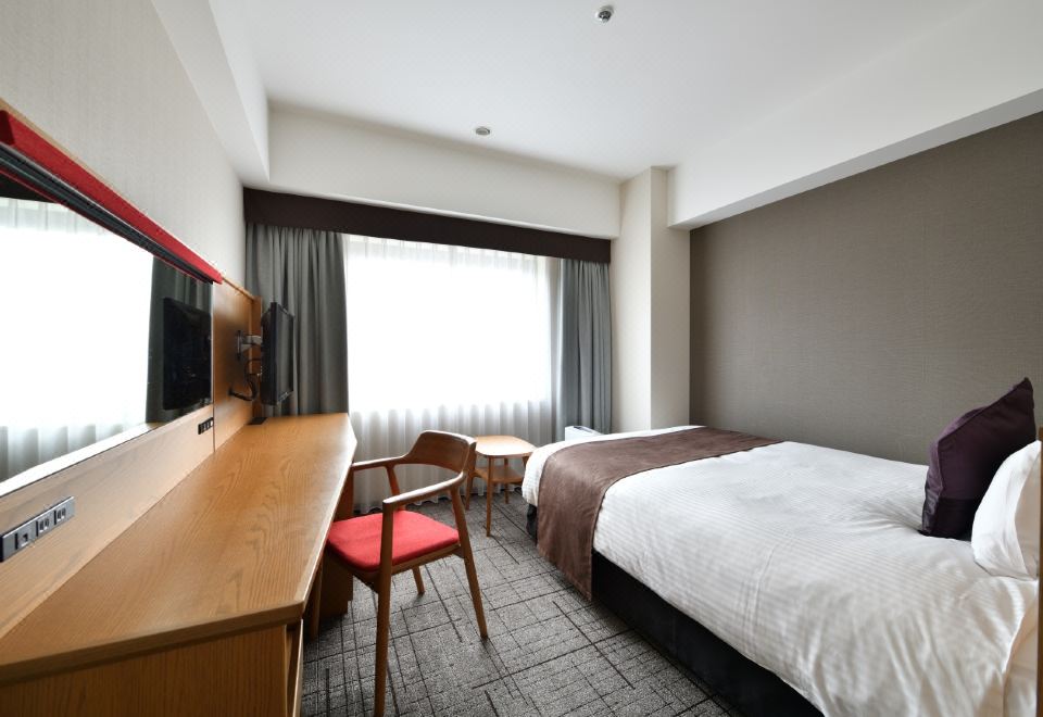 Standard Twin guest room at Hotel Granvia Hiroshima — clean, modern, desk and comfortable beds