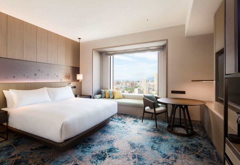 ห้อง King Deluxe ของ Hilton Hiroshima วิวเมืองชั้นบน ที่นั่งริมหน้าต่าง