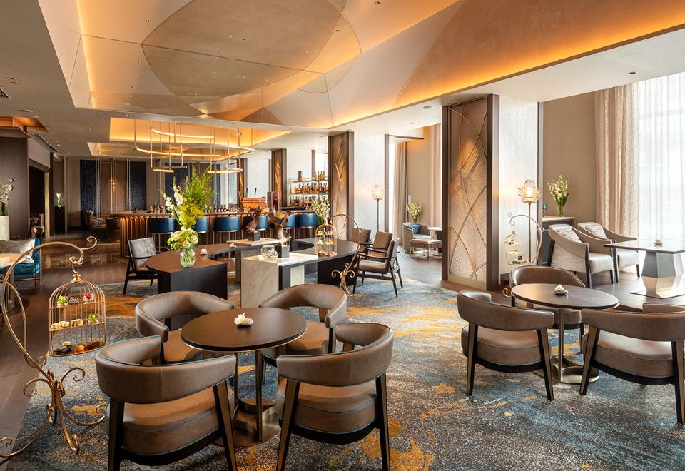 ร้านอาหารและบาร์ใน Hilton Hiroshima เพดานทองตกแต่งสง่างาม