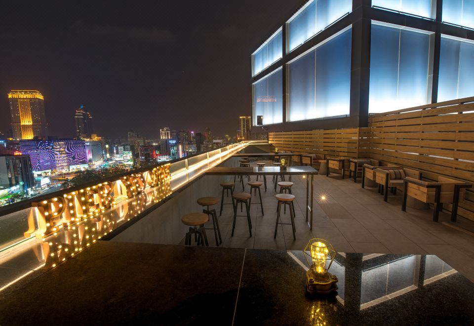 Rooftop infinity pool at Hotel Indigo Kaohsiung with city skyline view