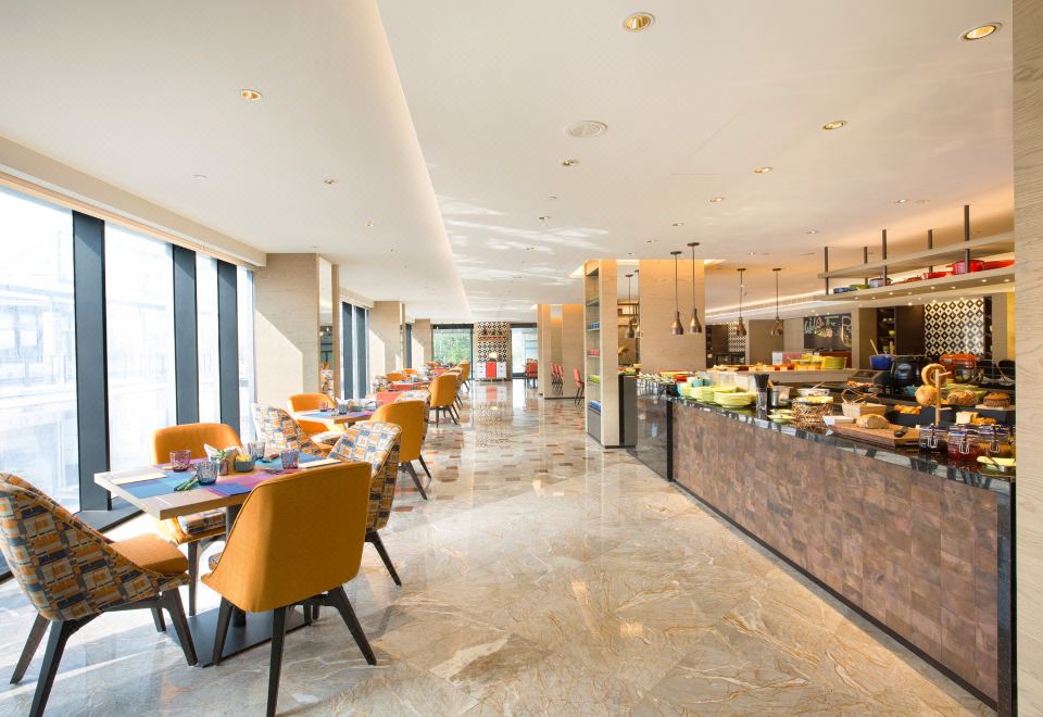 Hotel Indigo Kaohsiung guest room interior and design aesthetic