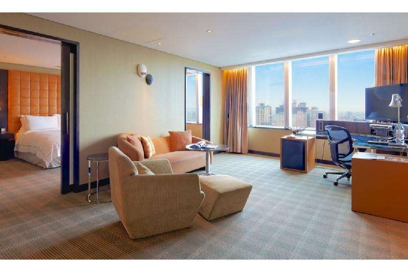 ห้องสวีทกว้างขวาง Hotel ONE Taichung พร้อมห้องนั่งเล่นแยกและวิวพาโนรามา
