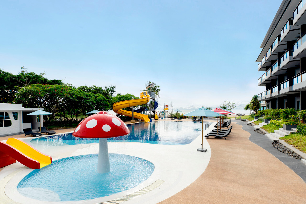 สระว่ายน้ำริมทะเลพร้อมสไลเดอร์น้ำและโซนเล่นน้ำเด็กที่ Centara Life Cha-Am