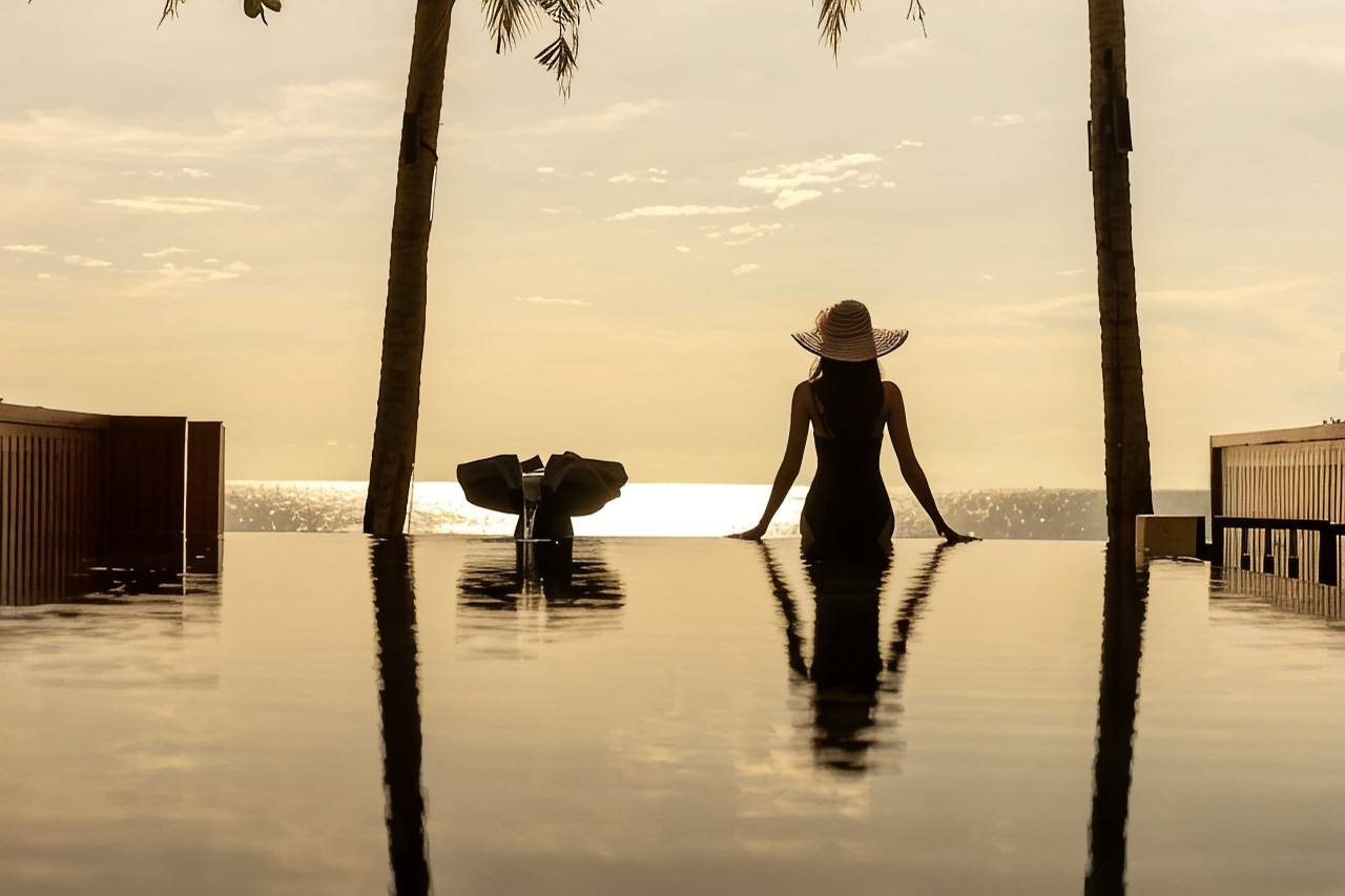 Infinity pool at InterContinental Hua Hin facing the sea at sunset