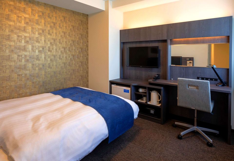 ห้องพักแบบ Single/Twin ห้องพักสะอาดสบายพร้อมโต๊ะทำงานและทีวีที่ Comfort Hotel ERA Ise อิเสะ