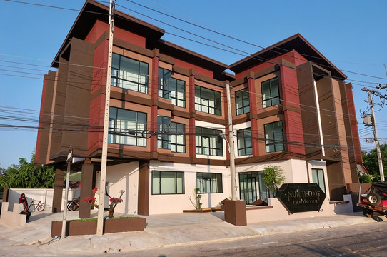 มุมด้านหน้าตึก Nub Thong Residence พร้อมป้ายชื่อโรงแรม