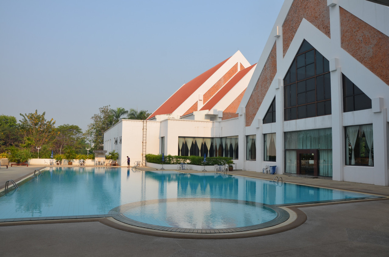 สระว่ายน้ำกลางแจ้งขนาดใหญ่ของ Rimpao Hotel กับอาคารจัดเลี้ยงหลังคาทรงจั่ว