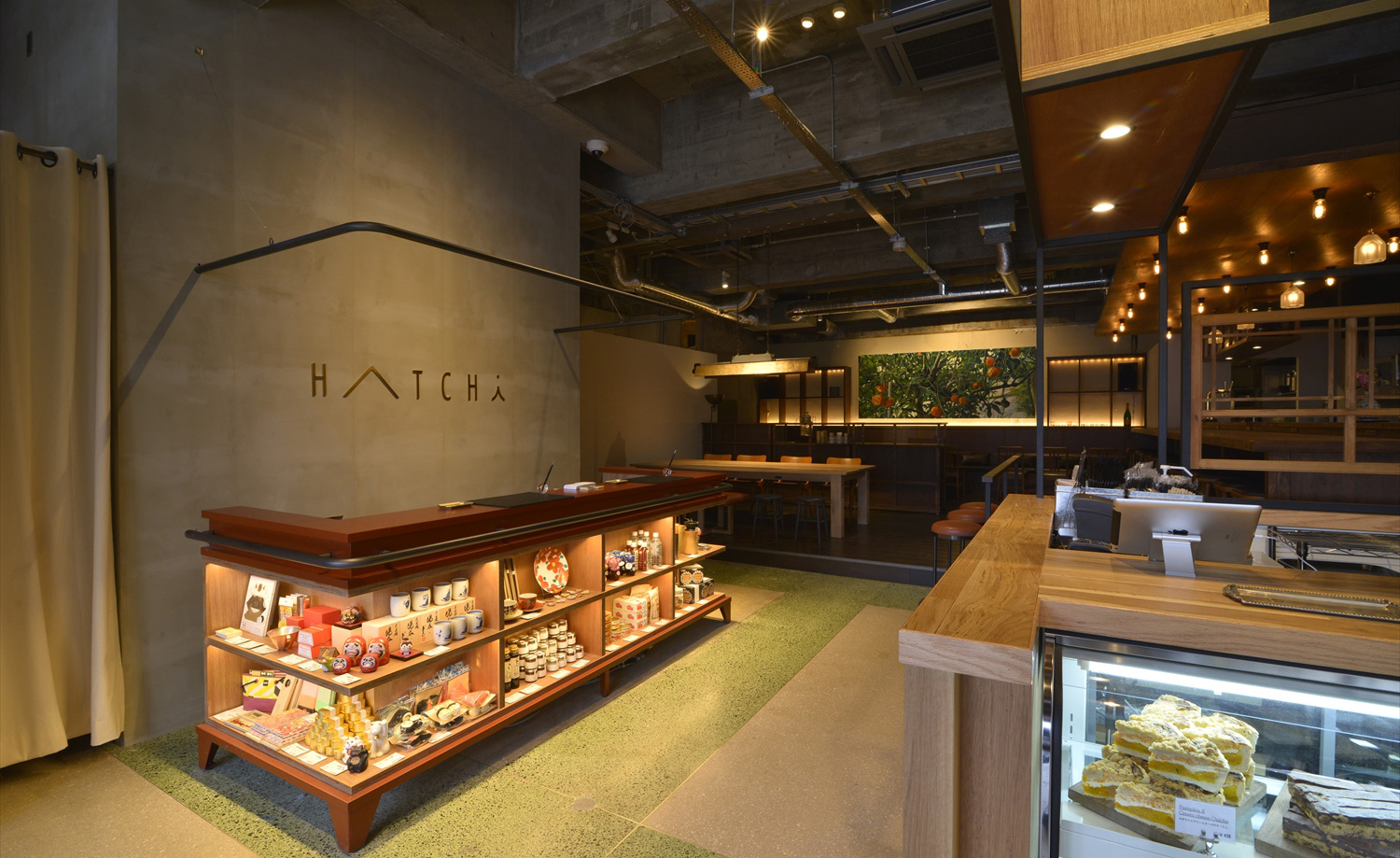 ล็อบบี้และร้านคราฟต์ HATCHi Kanazawa มีป้าย HATCHI ชัดเจน ข้าวของท้องถิ่นเรียงบนชั้น
