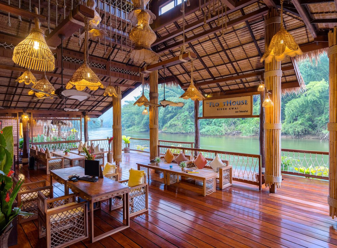 Pontoon Restaurant ร้านอาหารลอยน้ำ โครงไม้ไผ่ มองเห็นแม่น้ำและหน้าผา