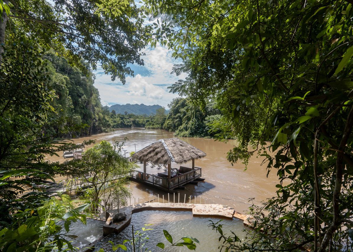 สระน้ำแร่ธรรมชาติริมแม่น้ำแควน้อย วิวภูเขาที่ Hintok River Camp