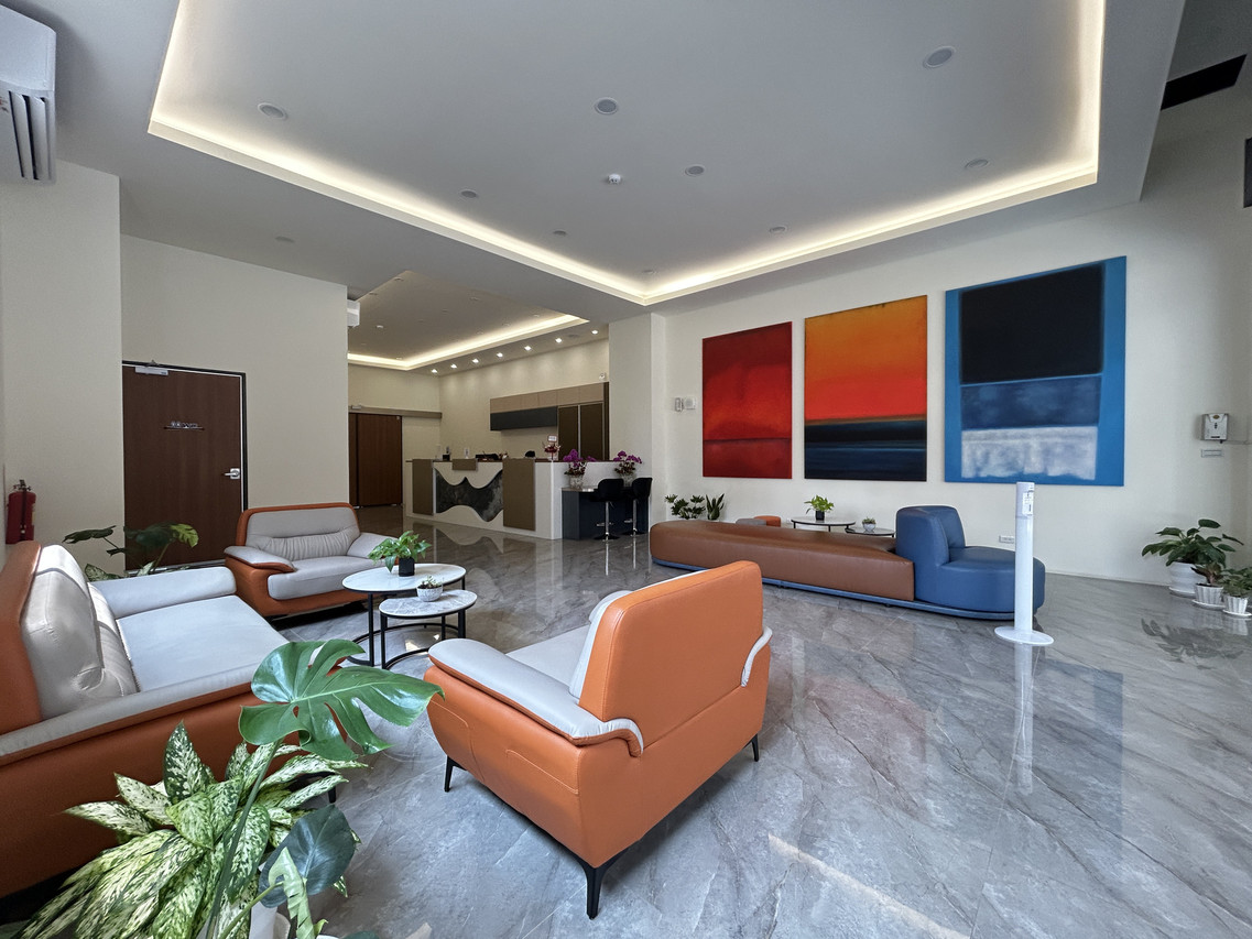 Water Woods Inn lobby lounge with leather sofas and bold artwork