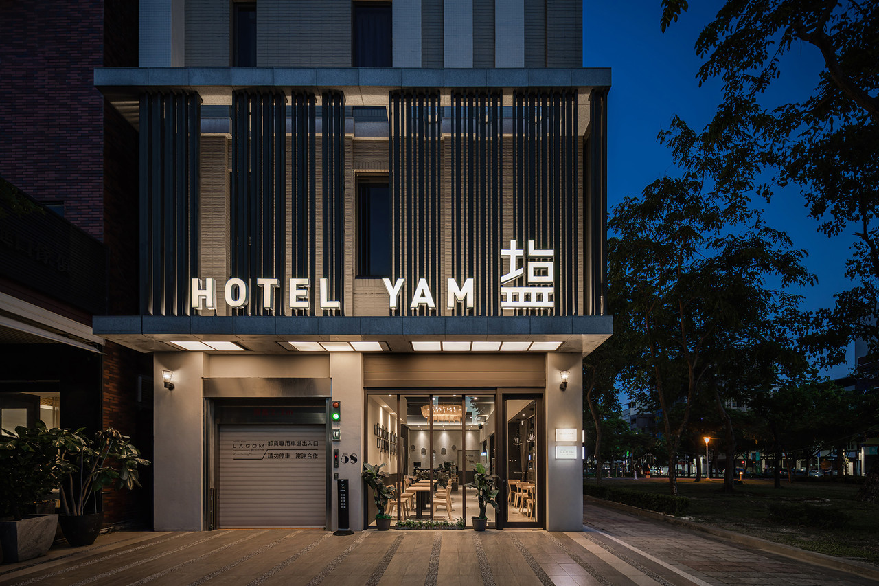 ทางเข้า Hotel YAM LAGOM ยามค่ำคืน ป้าย HOTEL YAM 盐 สว่างไสว