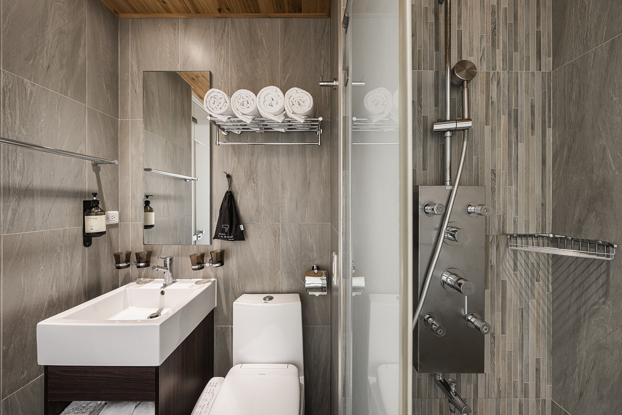 ห้องน้ำ Hotel YAM LAGOM ออกแบบทันสมัยพร้อม rain shower