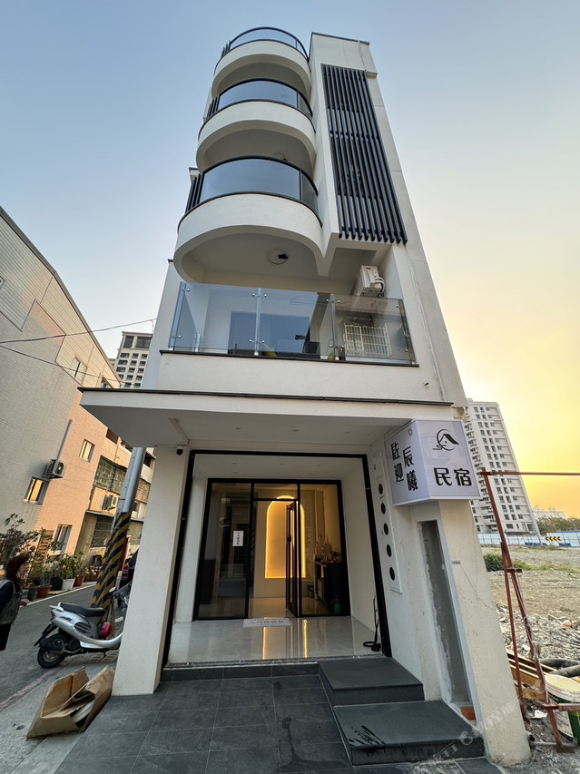 Yan Ying Chen Xi B&B exterior with 燕影晨曦 signage at dusk