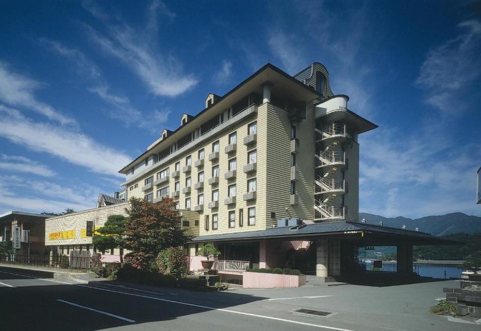 ด้านหน้าอาคาร Fuji Lake Hotel ริมทะเลสาบคาวางุจิ