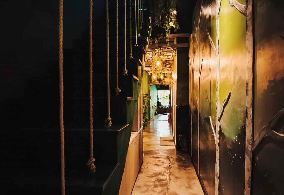 ทางเดินสไตล์อาร์ตแบ็คแพ็คเกอร์ภายใน KO Hostel เคนติ้ง ประดับเชือกและพรรณไม้