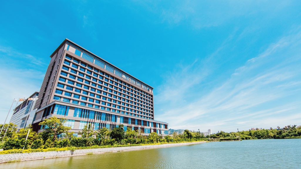 อาคาร Everrich Golden Lake Hotel และ Ever Rich Duty-Free Plaza ริมทะเลสาบ Tai Lake