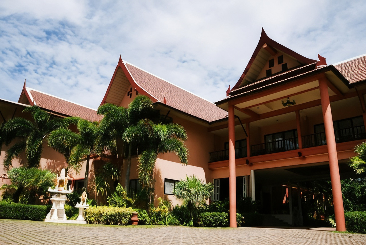 อาคารหลักทรงไทยหลังคาจั่วแดงของ Lanta Casuarina Beach Resort