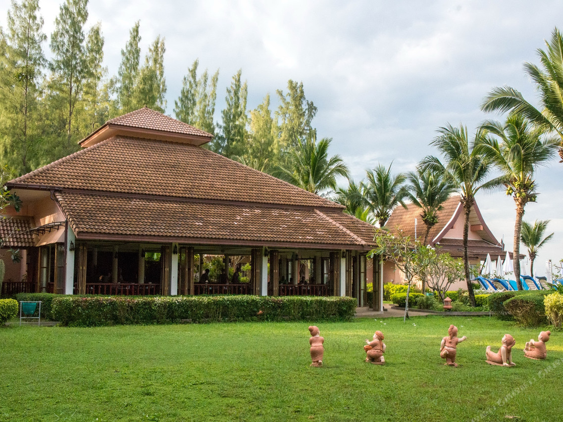 ร้านอาหาร Ruan Thai เปิดโล่งริมทะเล ใต้ต้นสนทะเล
