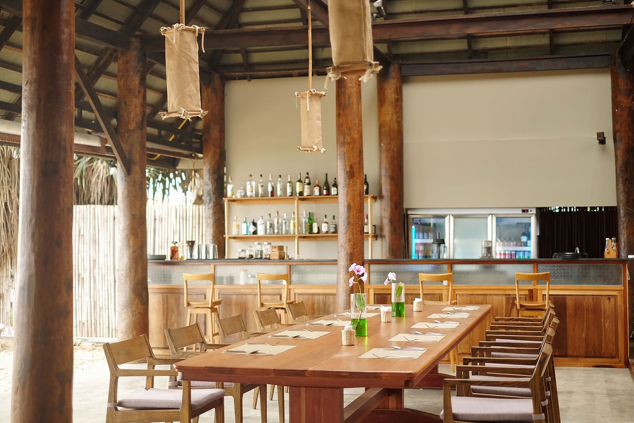 Chedi Restaurant ร้านอาหารริมหาดโครงสร้างไม้หลังคามุงจาก