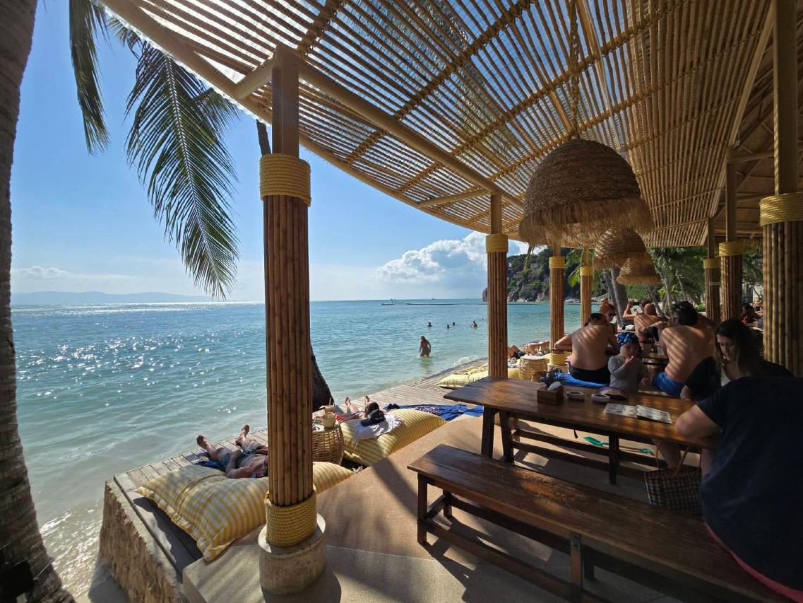 บาร์ไม้ไผ่ริมหาดของ Milky Bay Resort ที่นั่งเบาะมองทะเลโดยตรง