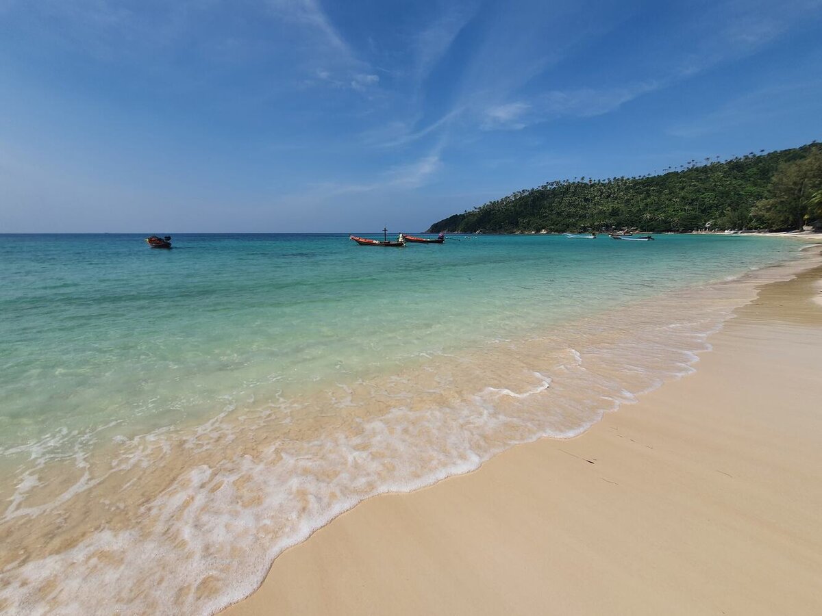 หาดสลัดของ Salad Hut น้ำใสสีเขียวมรกตพร้อมเรือประมง เกาะพะงัน