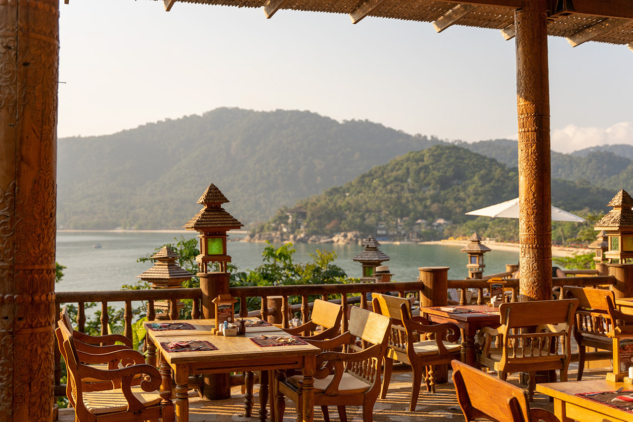 ระเบียงร้านอาหาร Chantara ไม้สัก วิวอ่าวท้องนายปาน