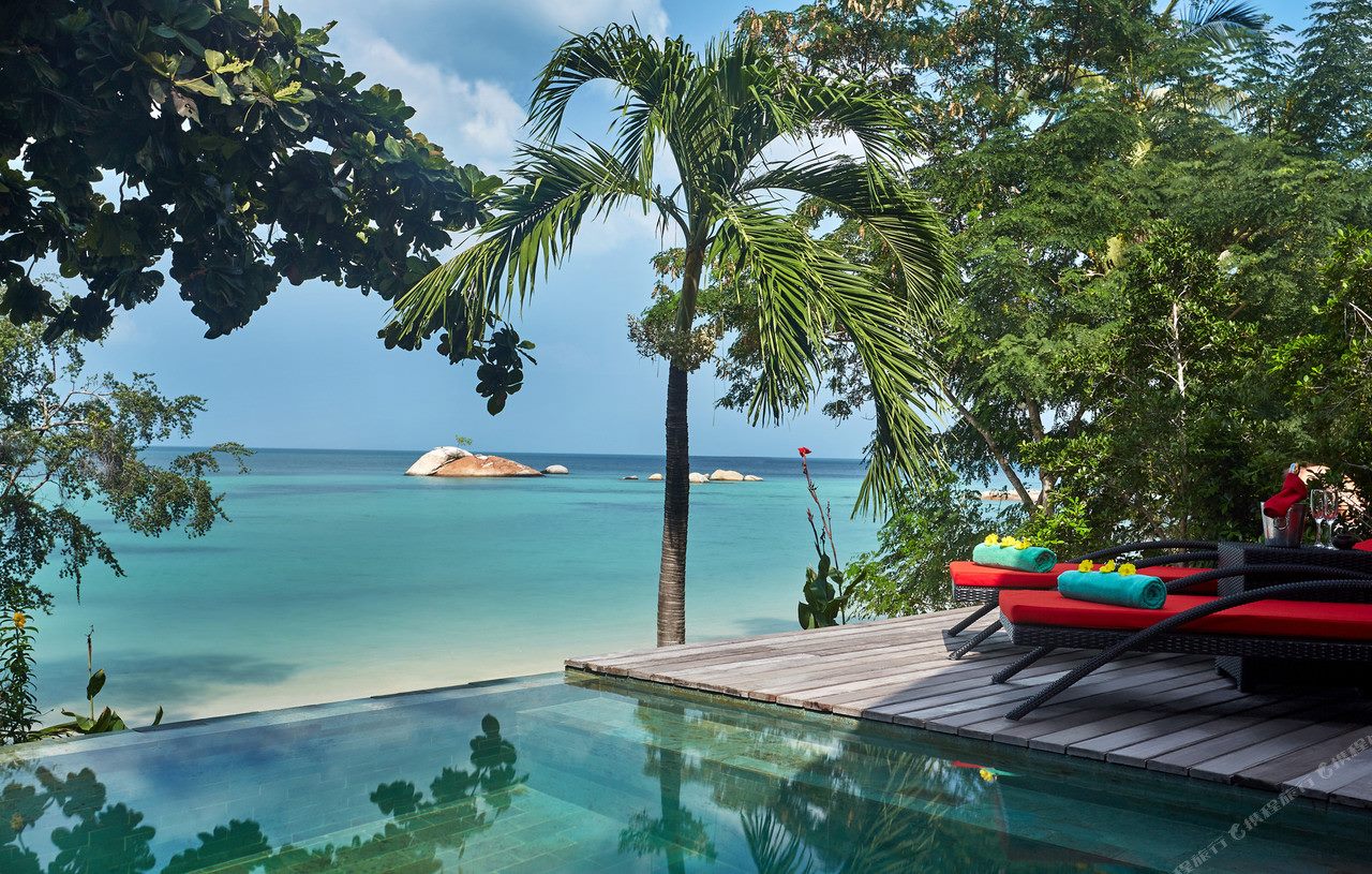 Private villa pool at Kupu Kupu Phangan overlooking the sea and offshore rocks