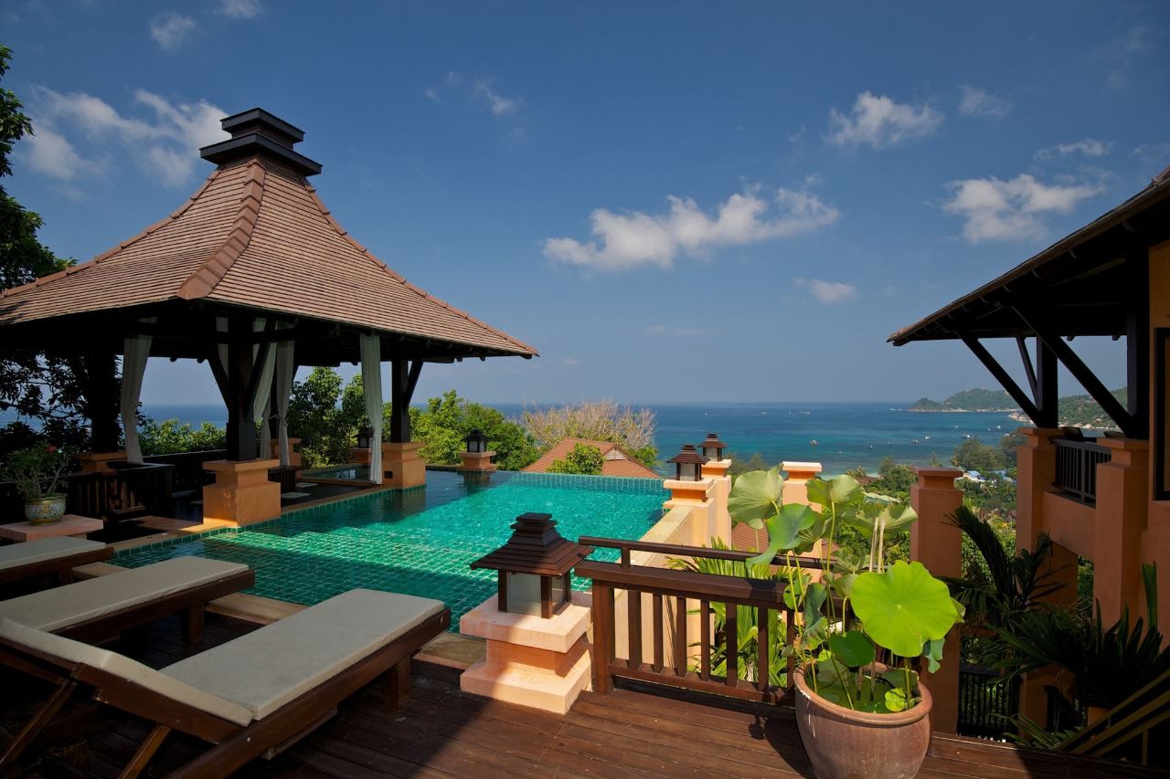 สระ infinity บนเนินเขาพร้อมศาลาไม้ วิวอ่าวทรายรี Ban's Diving Resort
