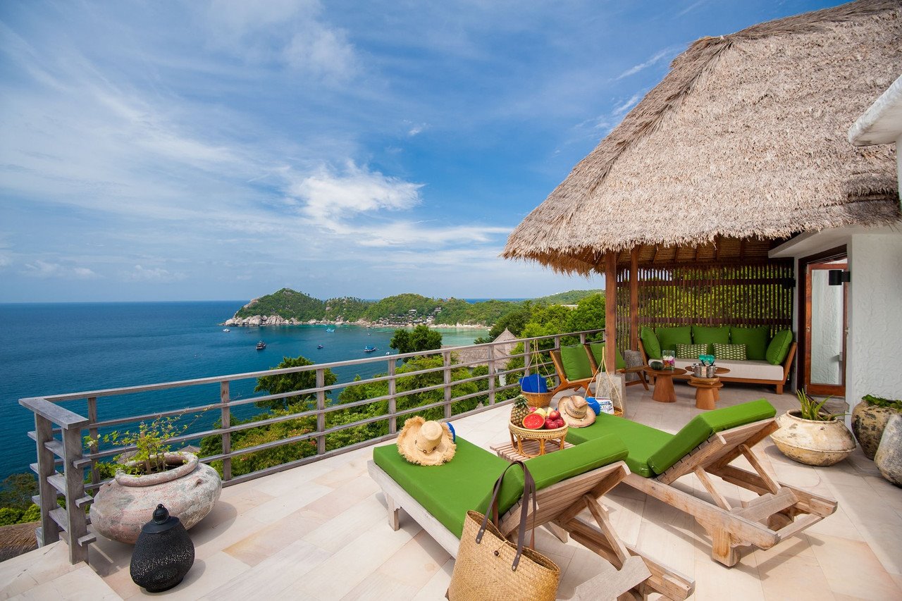 ระเบียงวิลล่าของ Cape Shark Pool Villas ใต้หลังคามุงจาก มองเห็น Shark Bay