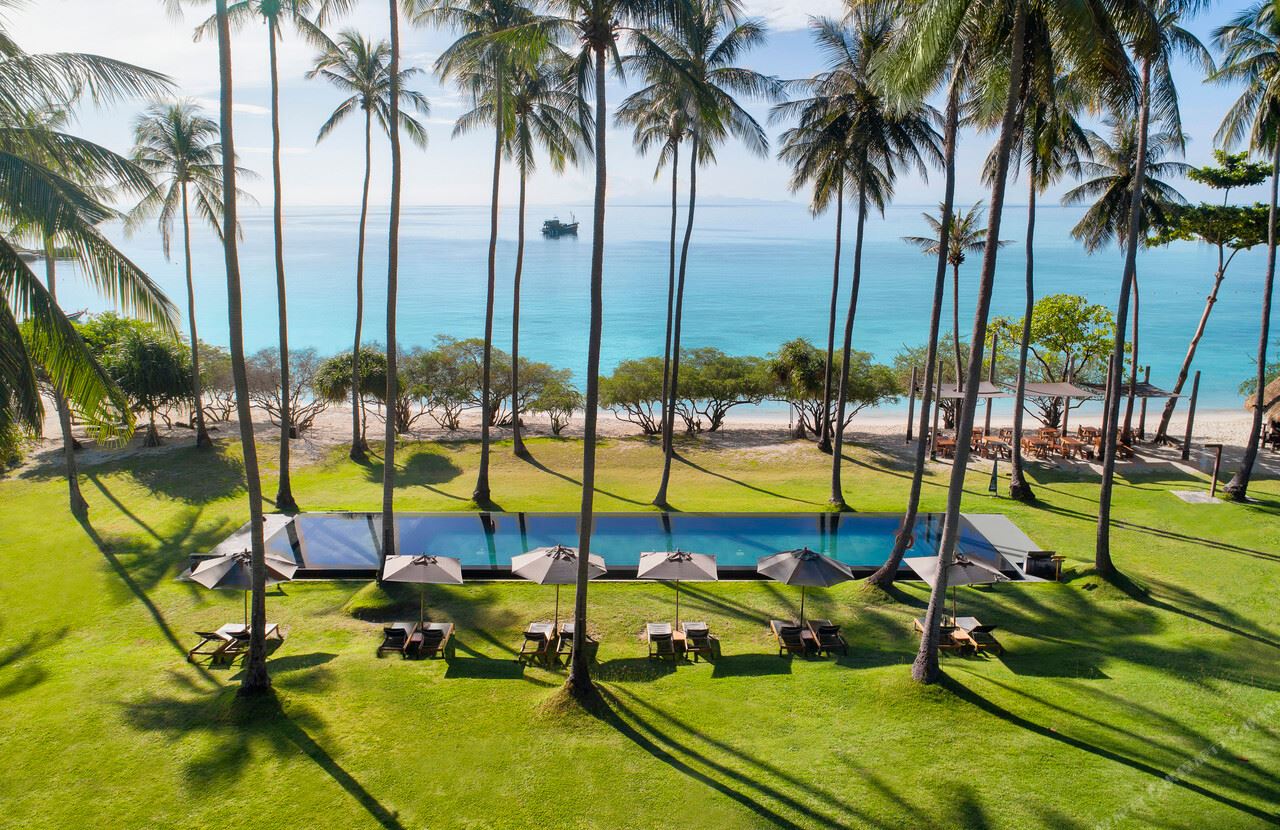 สระว่ายน้ำริมหาดท่ามกลางดงมะพร้าวที่ Haad Tien Beach Resort อ่าวเทียนอก