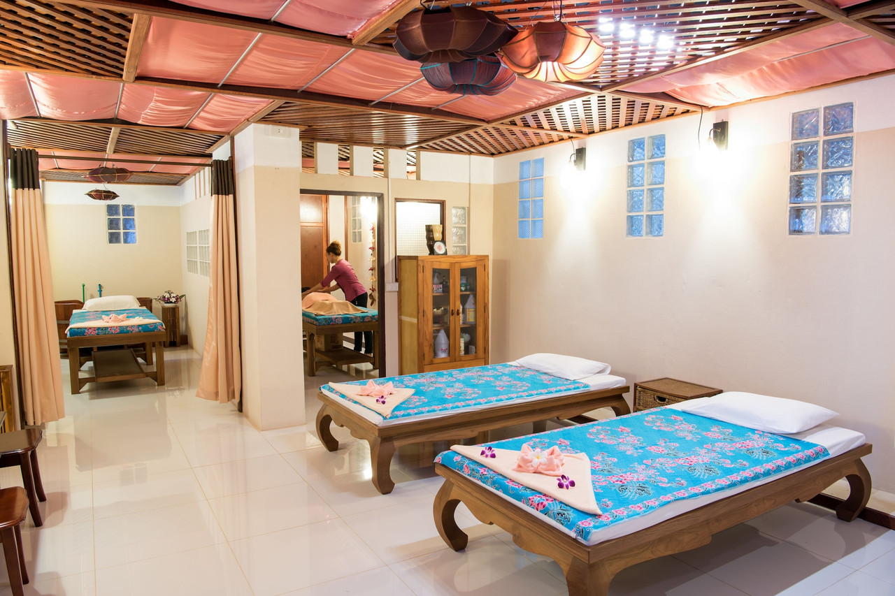ห้องสปานวดแผนไทยพร้อมเตียงนวดและโคมไฟ
