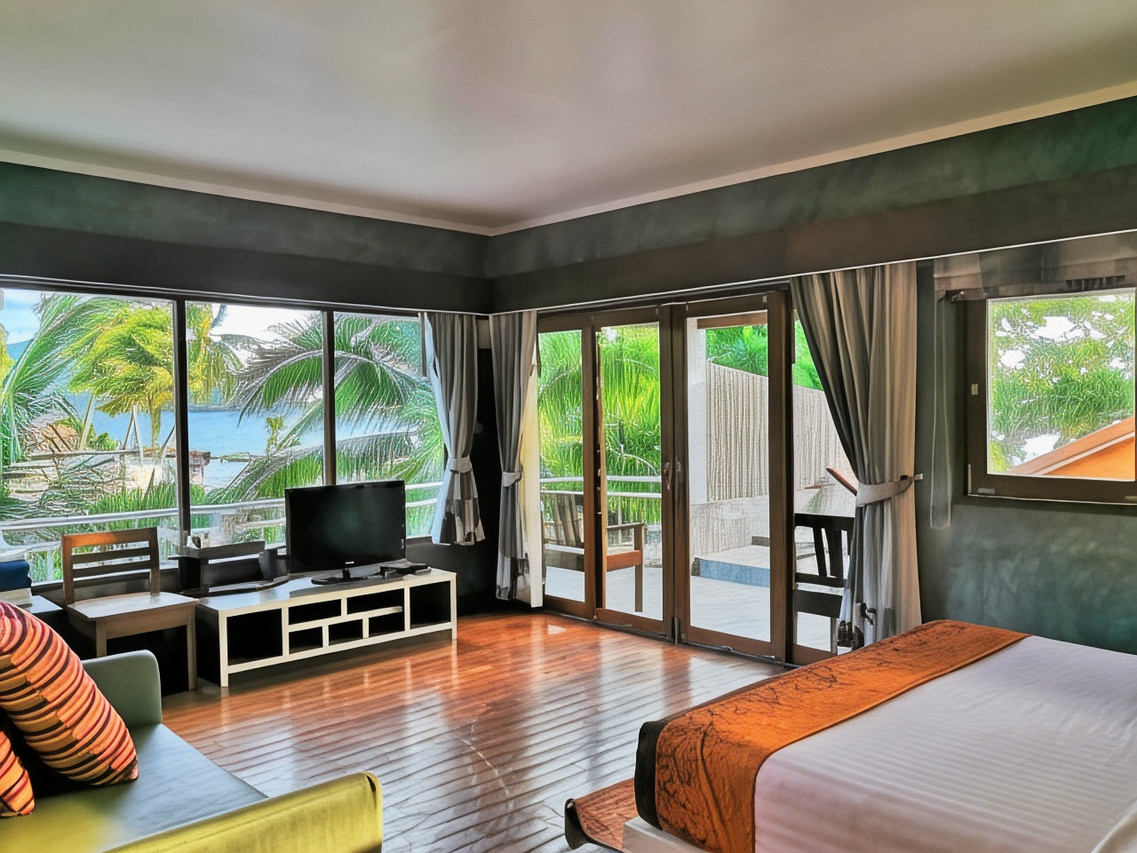 ห้อง Deluxe Sea View พื้นไม้ หน้าต่างบานใหญ่มองเห็นต้นมะพร้าวและทะเล
